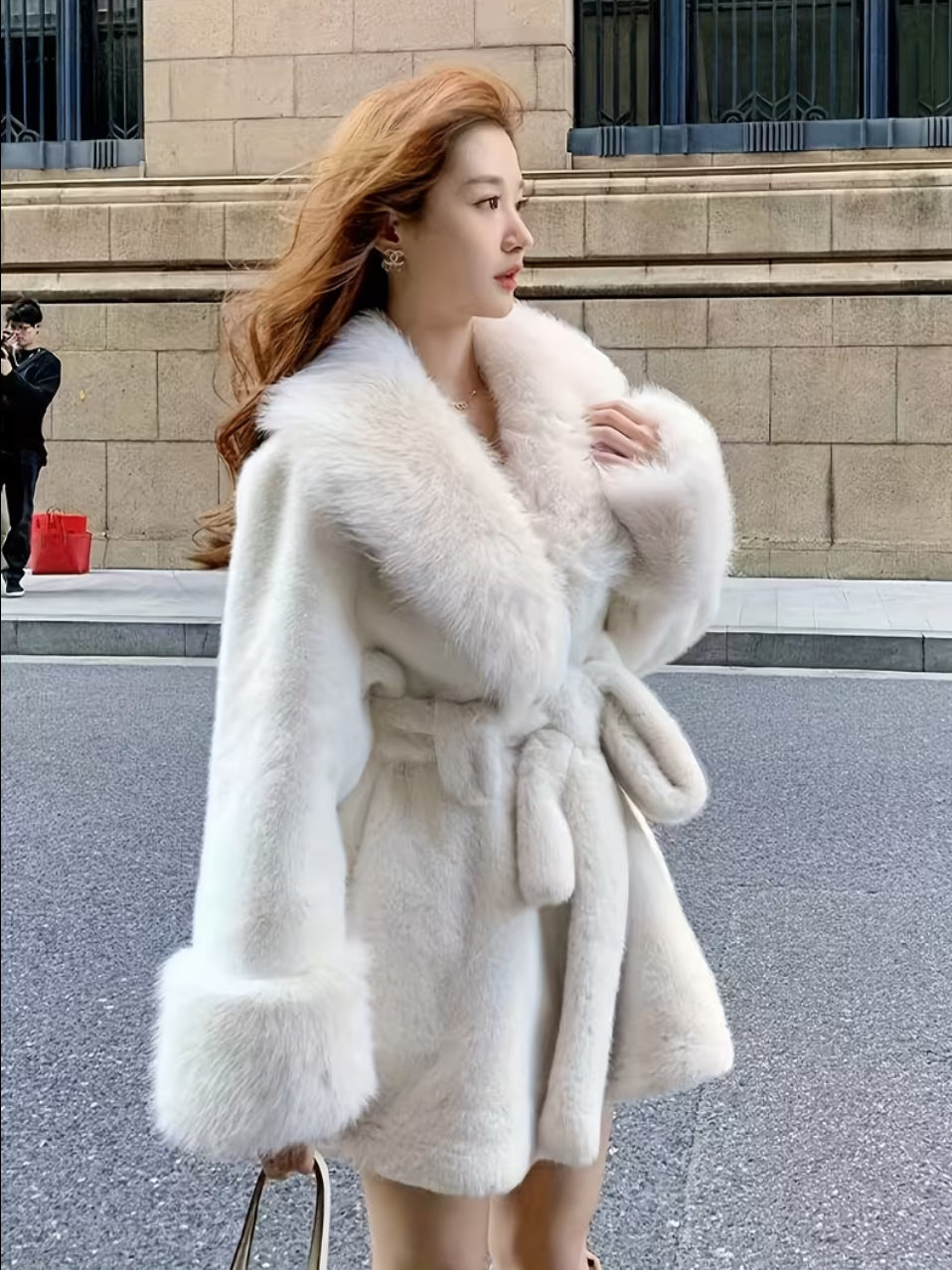 White shot waist padded coat with faux fur